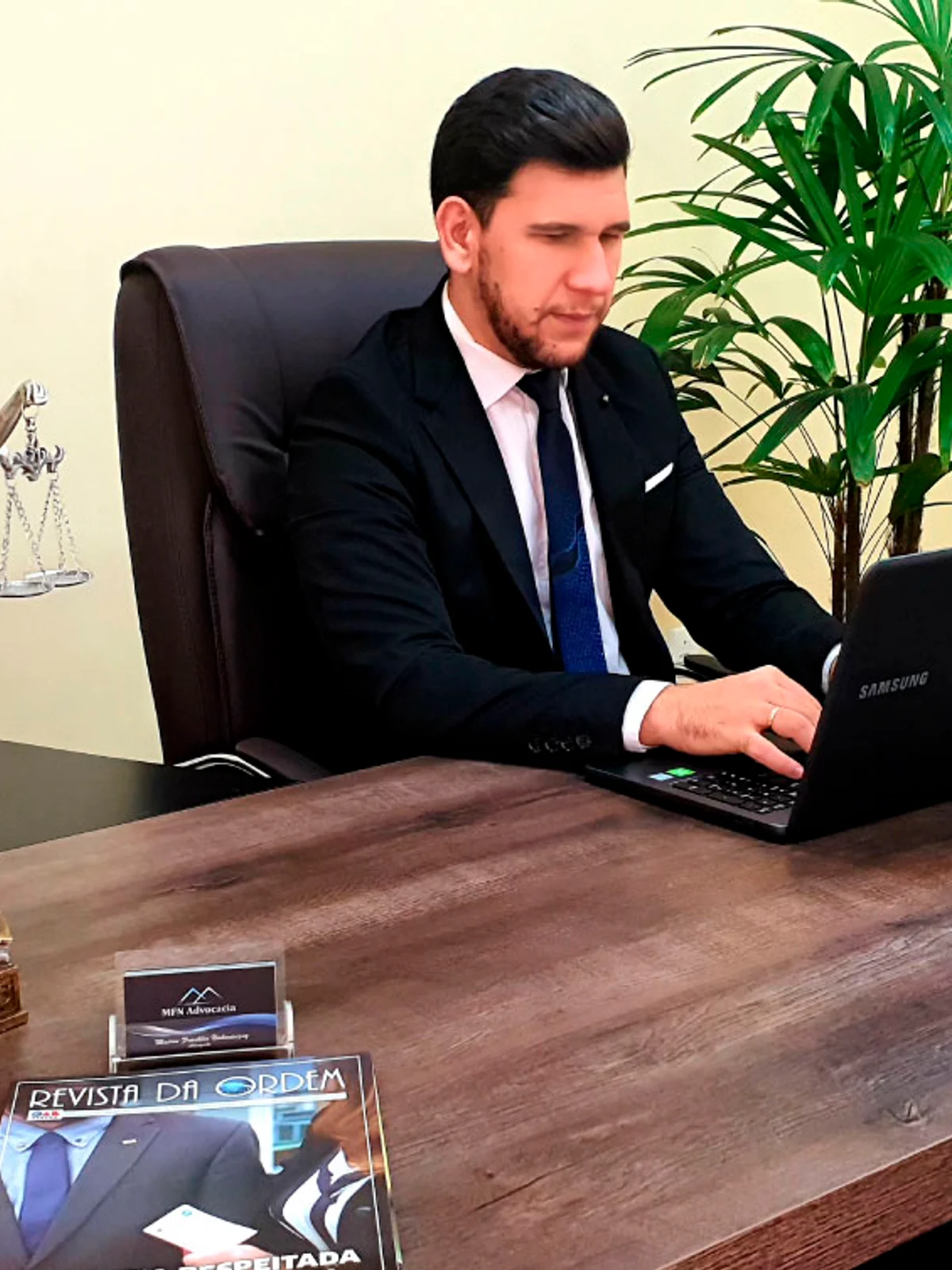 Mairon Franklin Nakonieczny no escritório, trabalhando em um notebook